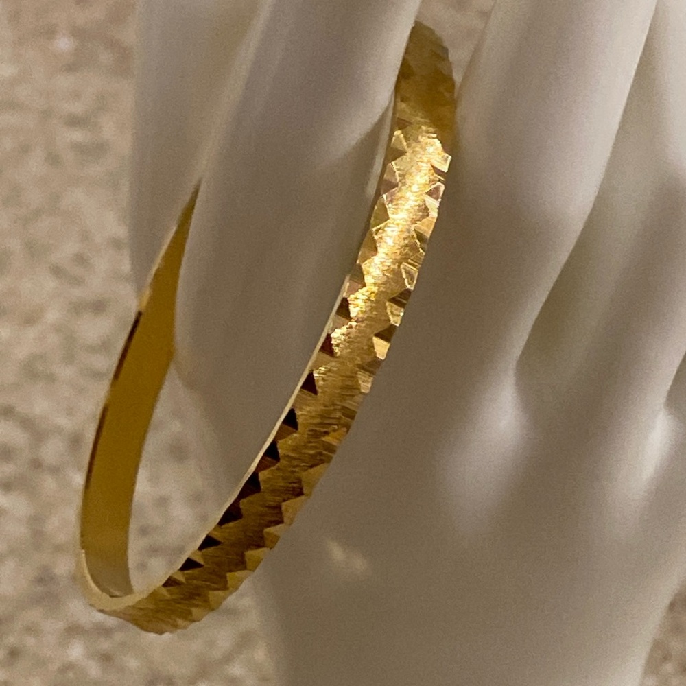 Vintage signed crown TRIFARI Gold Tone bangle bracelet
